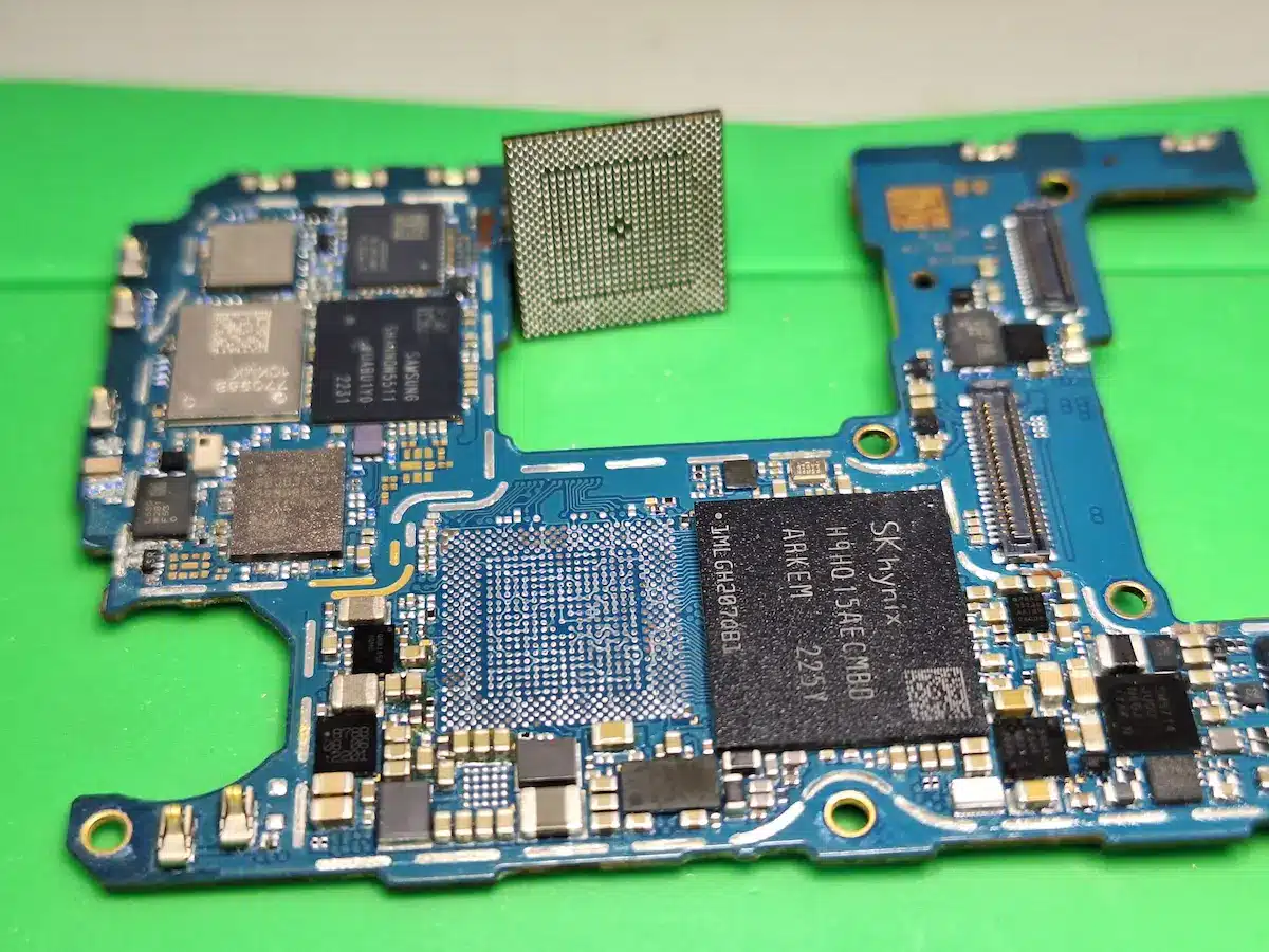 Placa de baza Huawei P30 Lite pregatita pentru transplant procesor