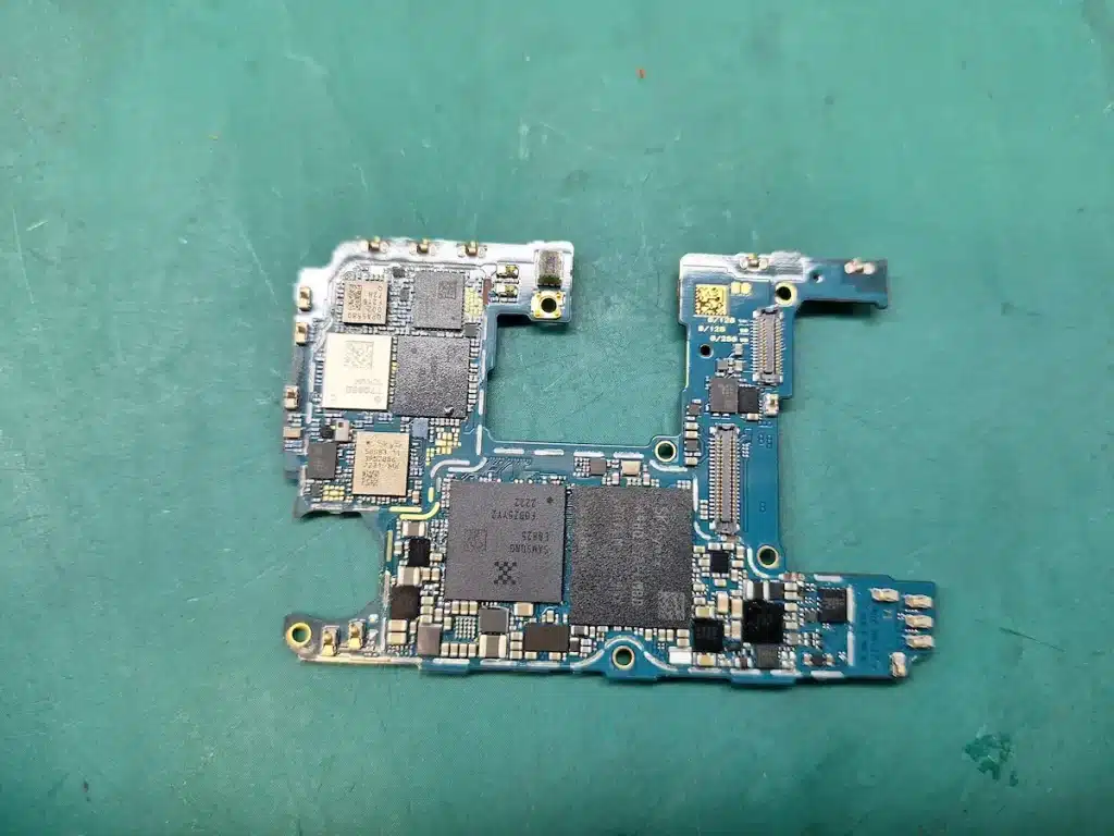 Placa de baza Huawei P30 Lite pregatita pentru interventie microelectronica
