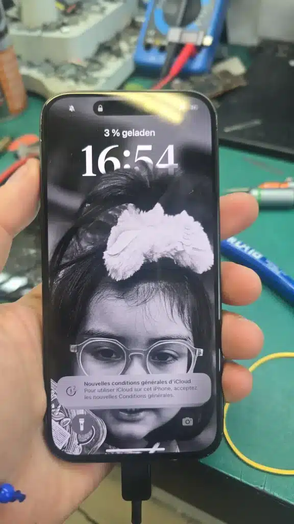 iPhone 12 Pro Max pornit cu date recuperate 100% după cădere de la etaj – service GSM București