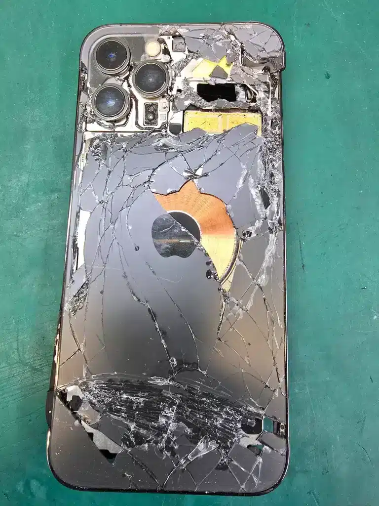 iPhone 12 Pro Max spate spart după cădere de la etaj – impact sever, sticlă crăpată București service GSM