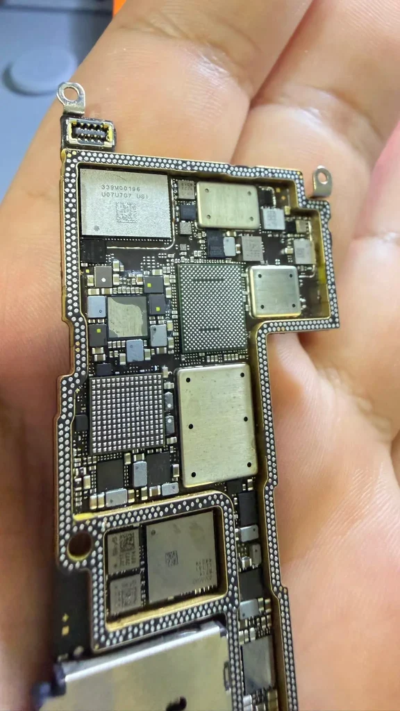 iPhone 13 Pro Max fără WiFi buton gri și rețea fără serviciu – diagnostic București