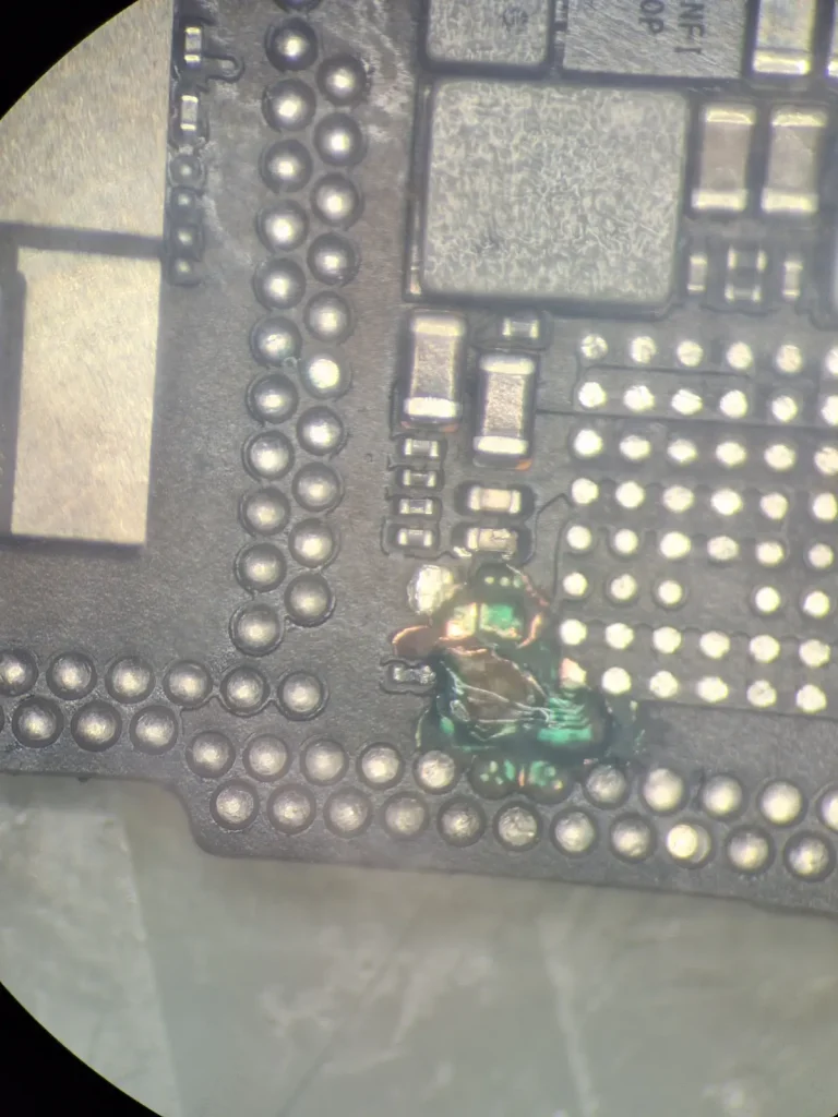 Proces de refacere trasee intrerupte iPhone 11 prin reballing sau jumper