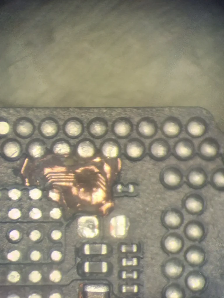 Identificare sub microscop a traseelor intrerupte pe placa de baza iPhone 11